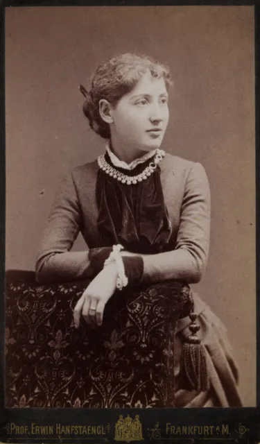 E. HANFSTAENGL (*1838), Elegante Dame mit Perlenkette, CDV Biedermeier Porträt