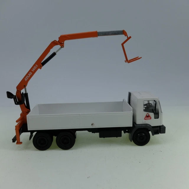 Vecteur D'un Camion à Benne Bleu Avec Une Montagne En Arrière-plan