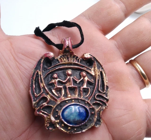 Pendentif En Céramique Bleu Et Blanc Signé Artiste - Bijou D'artiste Vintage à Identifier