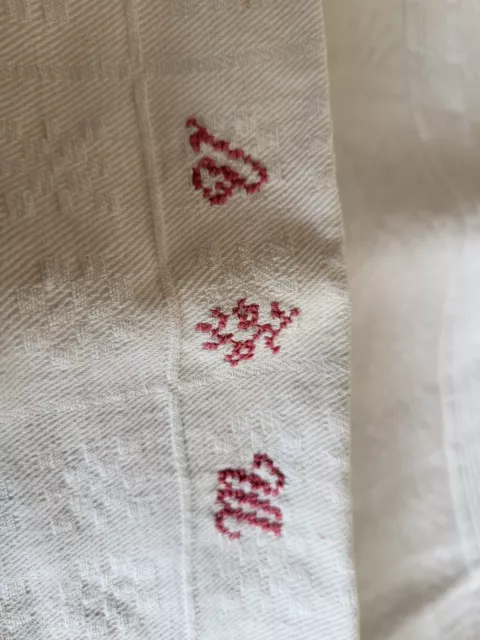 2 anciennes serviettes de tables damassées monogrammées en rouge 69*58 cm 3