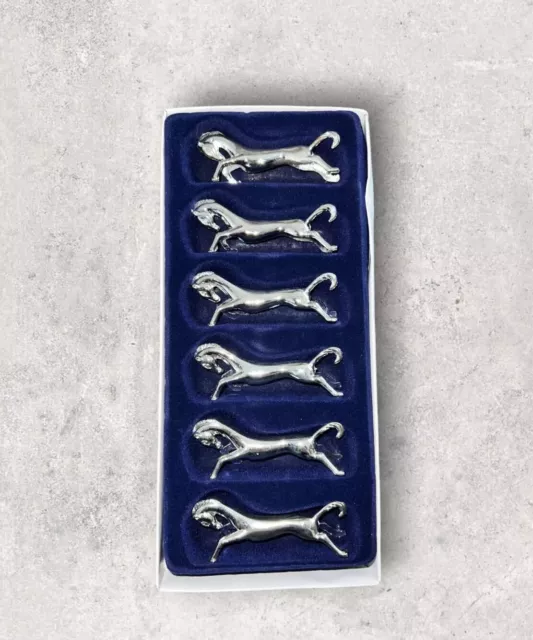 6 Porte-couteaux métal argenté formant des chevaux courant et leur écrin- XXème