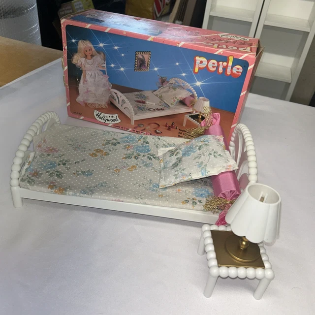 Meubles De Poupée Gladys – Chambre à Coucher Complète Avec Lit, Armoire Et Accessoires – Delavennat
