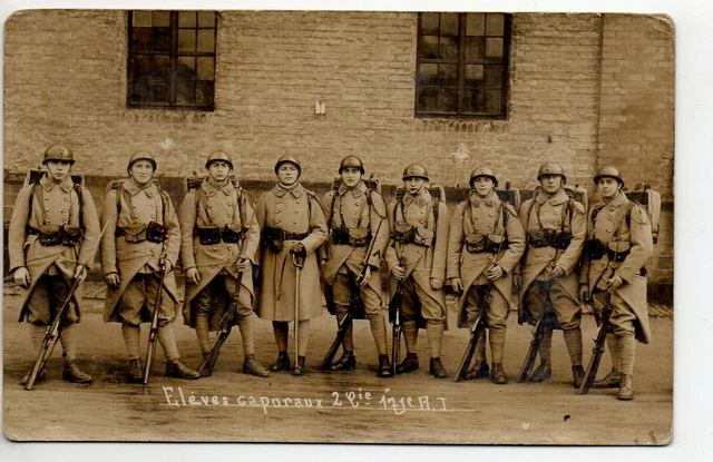 Thème VIE MILITAIRE - BITCHE Moselle CPA 57 CARTE PHOTO Eleves Caporaux 2 cie