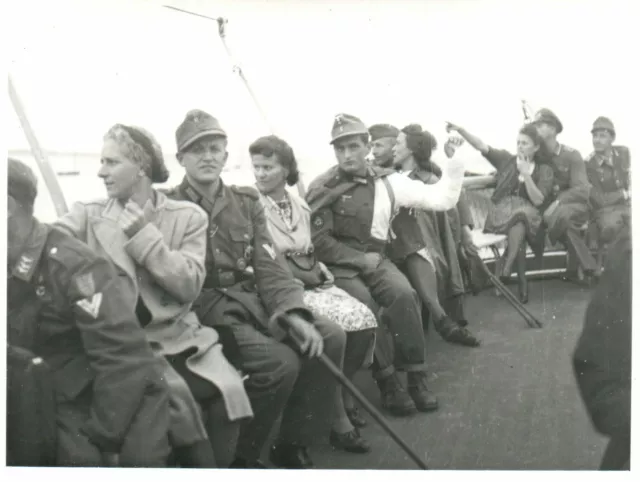 Foto, 2.WK. Dt. Reich: Versehrte Soldaten bei Bootsfahrt mit Maiden (MB)21295