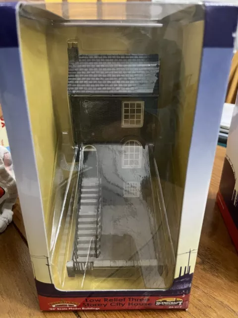 Bachmann 44-217 Scenecraft Low Relief Three Storey City House - OO Gauge