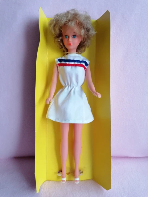 TENUE ¨¨PRÉSENTATION POUR POUPÉE TRESSY BELLA - Année 1977