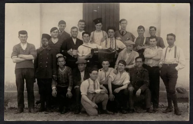 Cpa Carte Photo groupe de militaires avec un accordéon