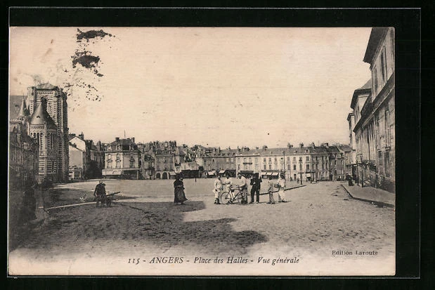 CPA TOURS-La Rue et la Plac des Halles (266172
