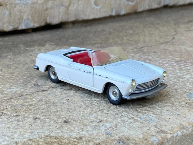 DINKY TOYS FRANCE PEUGEOT 404 cabriolet ref : 528, vintage en bon état d’origine