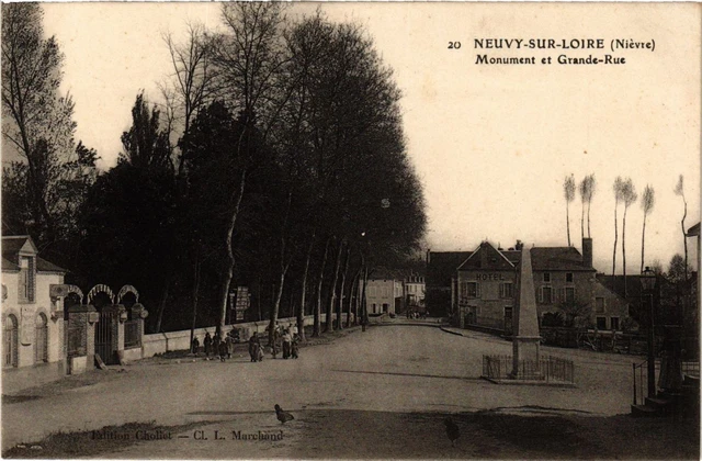 CPA NEUVY-sur-LOIRE - Monument et Grande - Rue (293136)