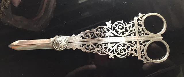 Broche Ancienne Début XXe Siècle - Thème Couture (ciseaux, Taille) - En Métal Argenté, 45x20 Mm