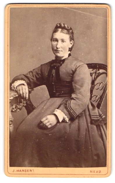 Fotografie J. Hansen, Nexö, Portrait junge Dame im modischen Kleid
