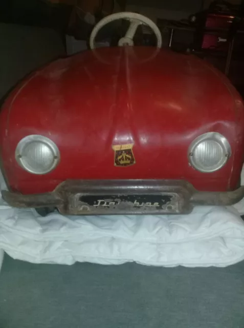 ancienne voiture à pédales dauphine