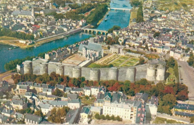 ....Cpm/Dep 49/Angers Le Château Sur Les Bords De La Loire