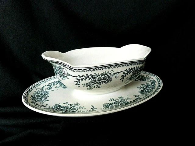 Porcelaine de Saint-Amand , saucière décor Muguet - France