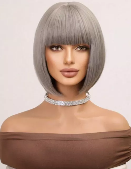 Perruque Synthétique Grise Femme Wig Courte Avec Frange +1 Bonnet