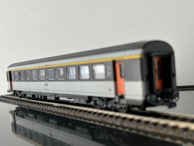 ROCO 74537 Voiture «Corail» 1ère classe à couloir central de la SNCF