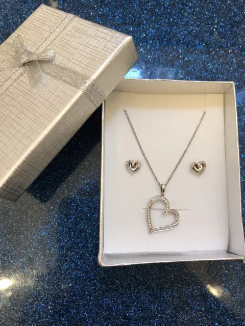 Stunning 9k White Gold Diamond Heart Necklace & matching Stud Earrings Gift Box