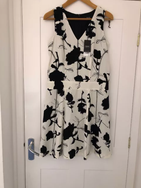 Robe d'occasion neuve avec étiquettes crème noire imprimé floral taille 10/12