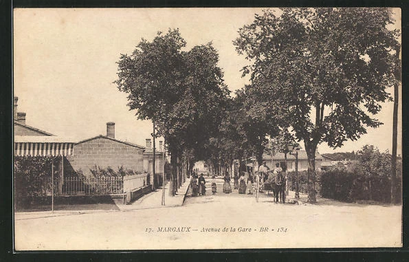 CPA Margaux, Avenue de la Gare, attelage à cheval et des passants