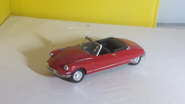 véhicule miniature 1/43  CITROËN DS 19 CABRIOLET 1961 UNIVERSAL HOBBIES