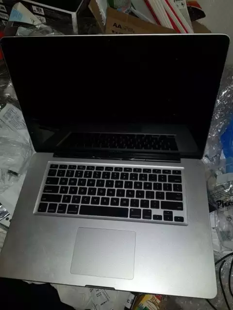 Apple MacBook Pro A1286 15,4" laptop difettoso per parti o riparazioni