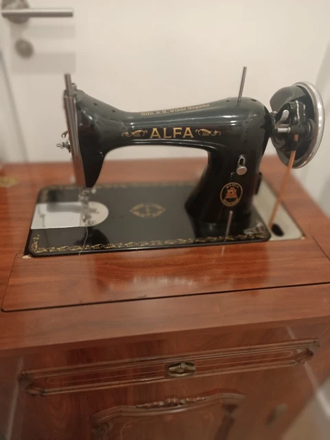 maquina de coser Alfa antigua