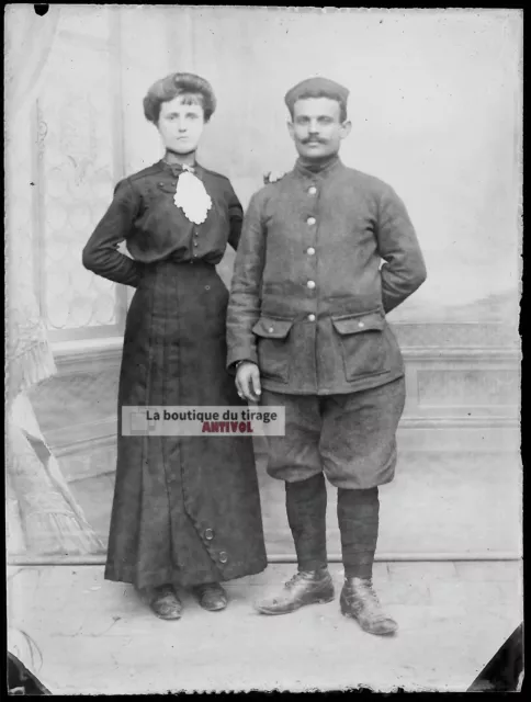 Plaque verre photo ancienne négatif noir et blanc 9x12 cm couple soldat femme