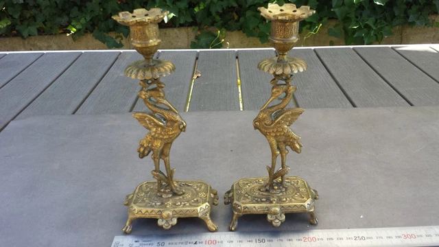 Ancienne superbe paire de bougeoirs en bronze en forme de héron.
