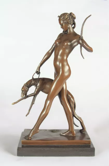 Bronzefigur Jagdgöttin Diana mit Hund die Göttin der Jagd Bronze