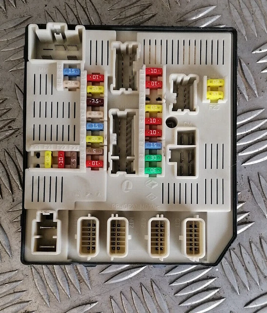 BOITIER FUSIBLE USM RENAULT Megane III (3) 1.5 DCI Réf 284B60009R