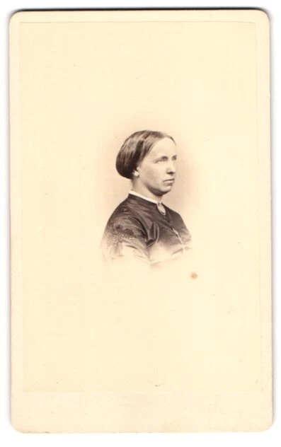 Fotografie Heer-Tschudi, Lausanne, Portrait junge Dame mit moderner Frisur und