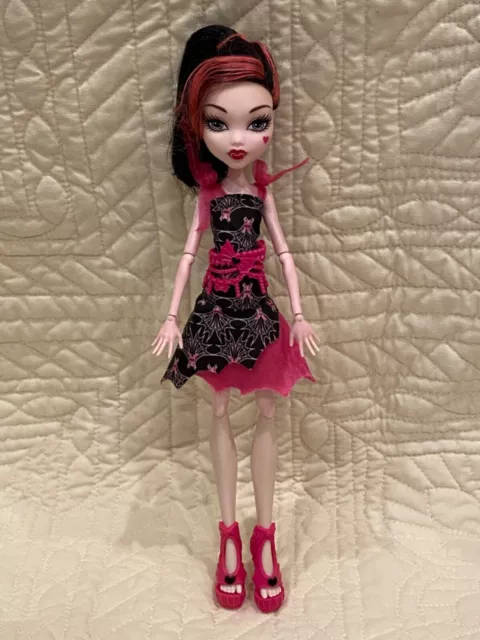 Monster High doll Frights Camera Action_Draculaura_Outfit Clothes Pink Shoes
