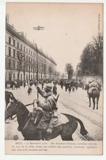 METZ  - Moselle - CPA 57 - Militaire - Des Aviateurs Français survolent la ville