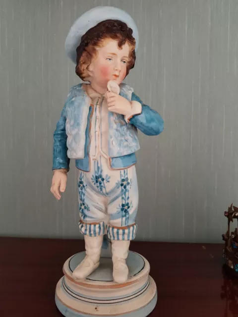 Statuette en biscuit d'un enfant début XXième