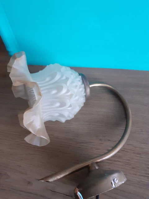 ancienne lampe, 1 ancienne  lampe applique en laiton avec tulipe.art deco