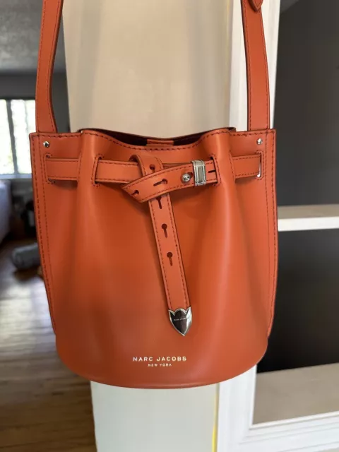 marc jacobs leather bucket bag 2