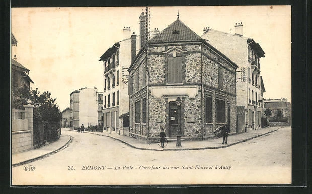 CPA Ermont, La Poste, Carrefour des rues Saint-Flaive et d´Aussy
