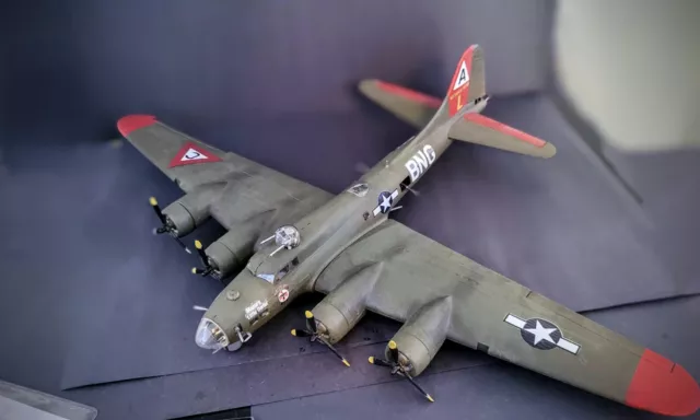 LINDBERG B-17G FLYING Fortress Nose Art Edition Assembled & Pro Painted ...