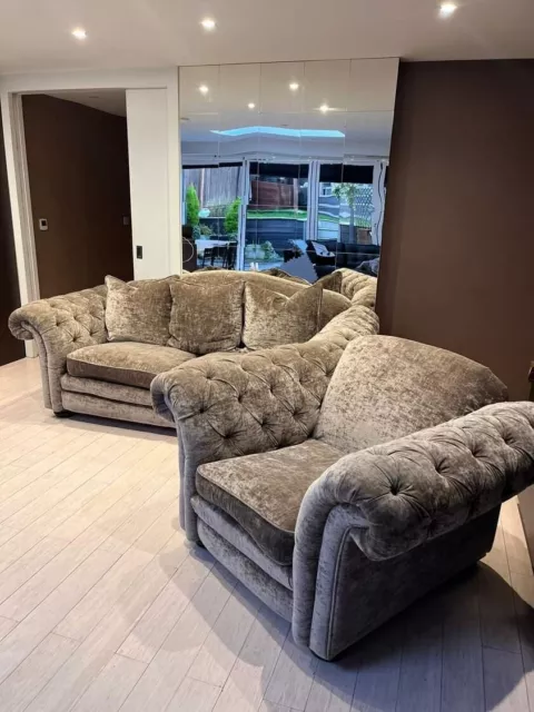 Dfs chesterfield discount style sofa