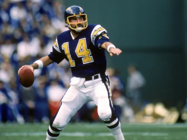 Dan Fouts 8X10 Photo San Diego Chargers Picture Nfl Football #14