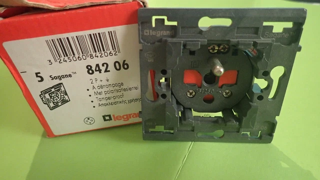 PRISE DE COURANT Sagane Opalis Complète Neuve 2p+T 92410 924 10 EUR 10