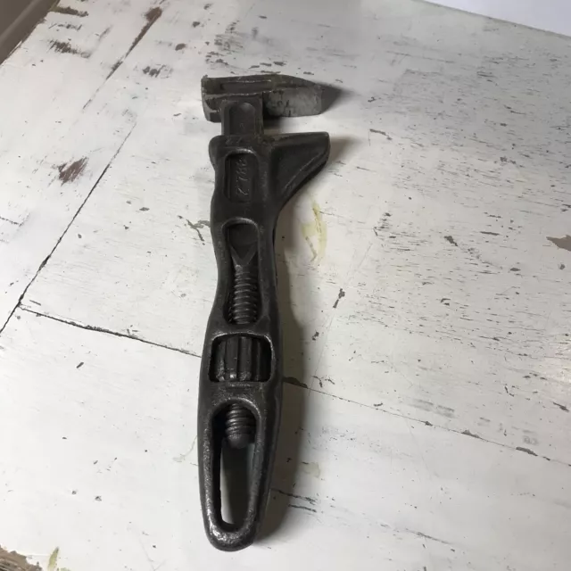 Knipex - The KNIPEX Duckbill Pliers (33 01 160), are shaped just like a  duck's bill – thin, flat and just 9mm tapering to 1.5mm at the tip. You'll  have no problem