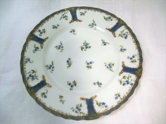 Assiette à bord chantourné en porcelaine Haviland à Limoges