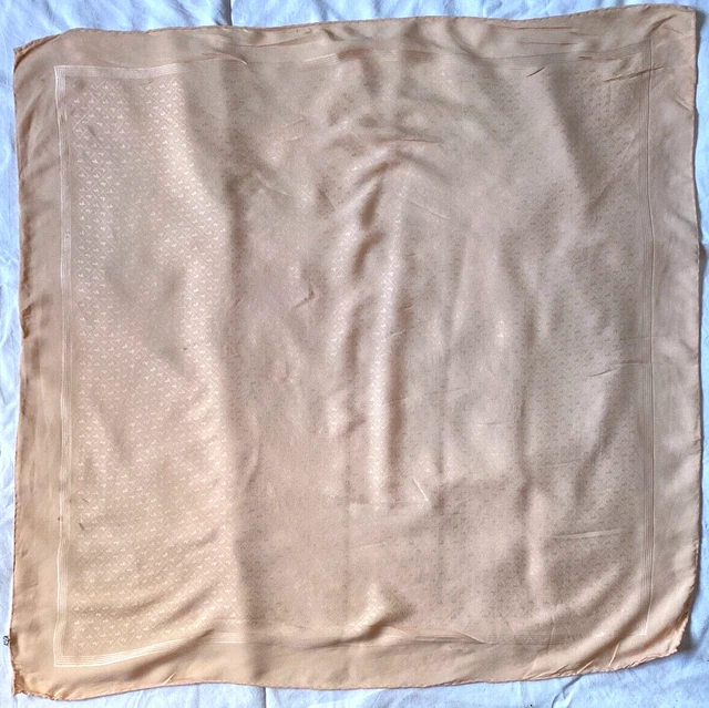 Foulard Vintage VALENTINO - 65% Cachemire, 35% Soie - Dimensions 86x90 Cm - Couleur Rose