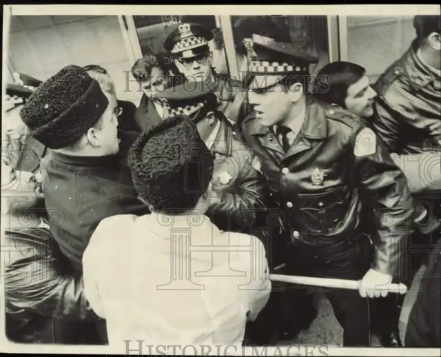 1969 Press Photo Police block marchers to Wicker Park public aid office, Chicago
