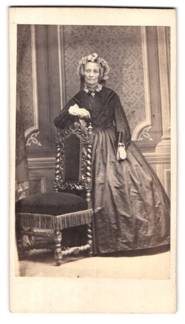 Fotografie Fotograf und Ort unbekannt, Portrait alte Frau im Reifrockkleid mit