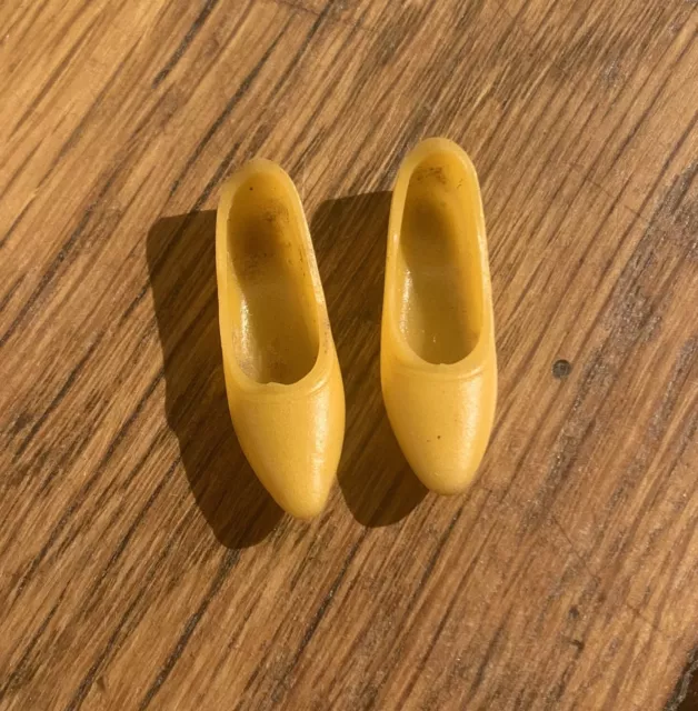 Paire de Chaussures Jaunes Vintage Japan pour Poupée Mannequin Barbie de Mattel