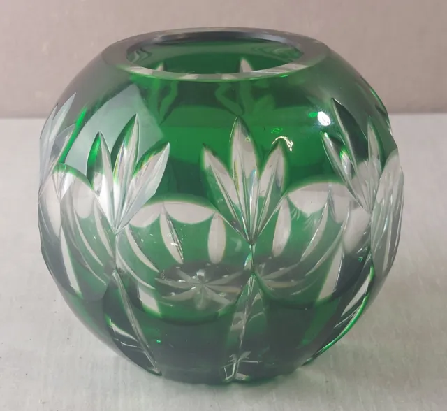 Ancien vase boule en cristal taillé, de couleur vert, vintage
