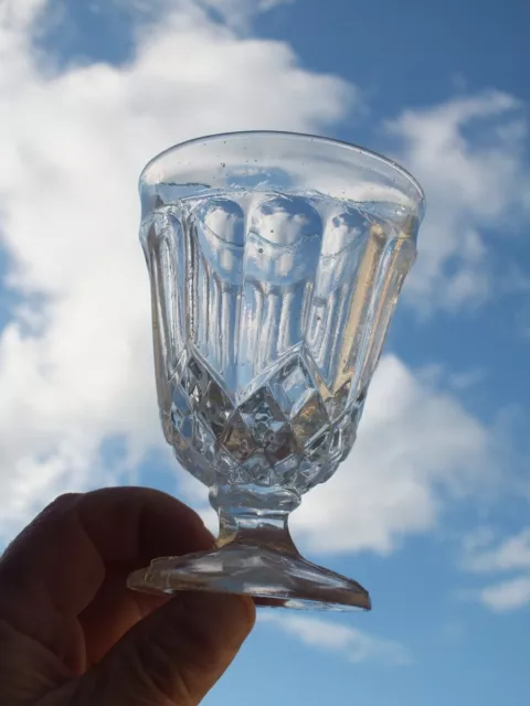 + Très ancien verre à pied en verre moulé +